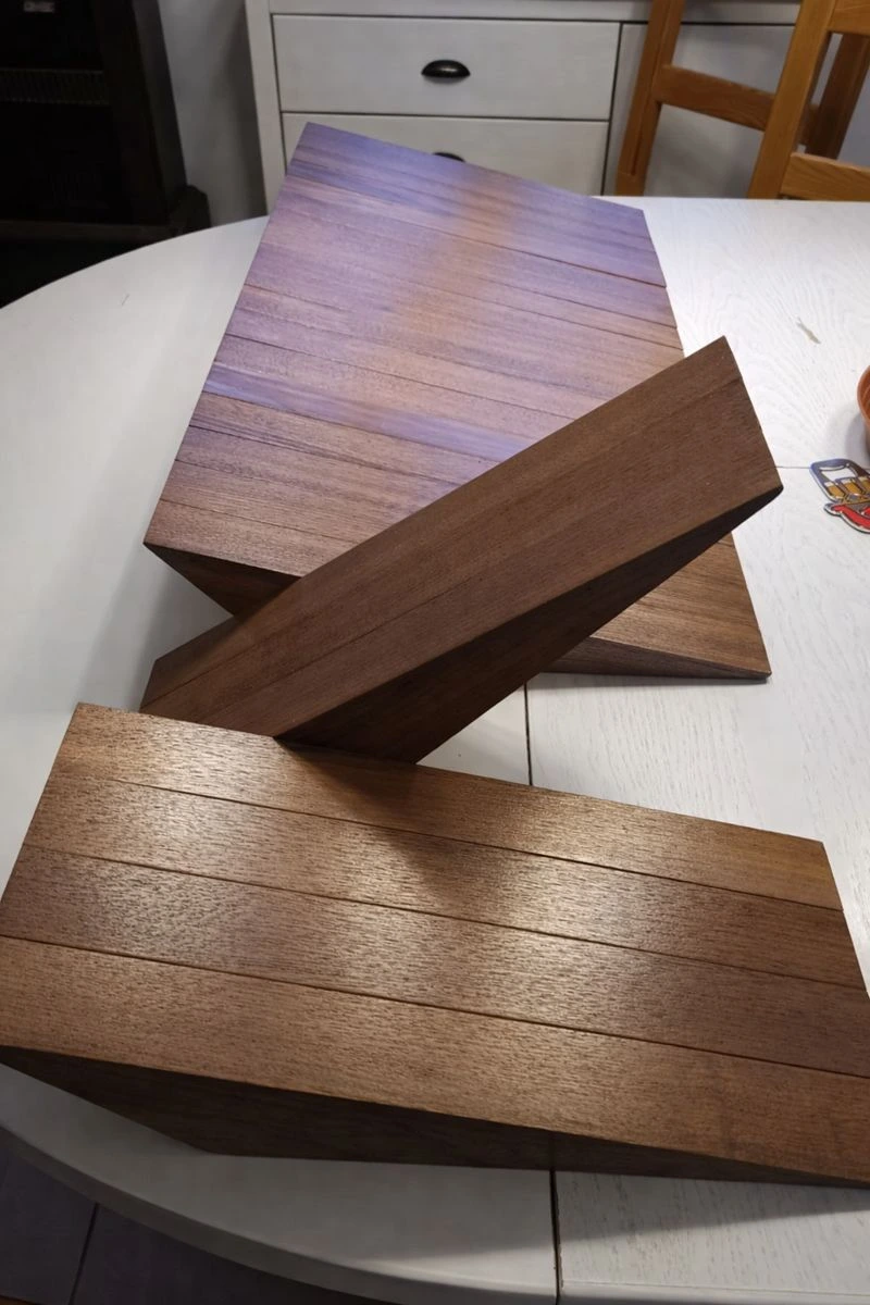 Detail: Kante/Oberfläche